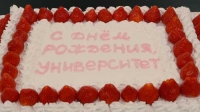 Проректора КФУ пекут торт ко Дню рождения университета